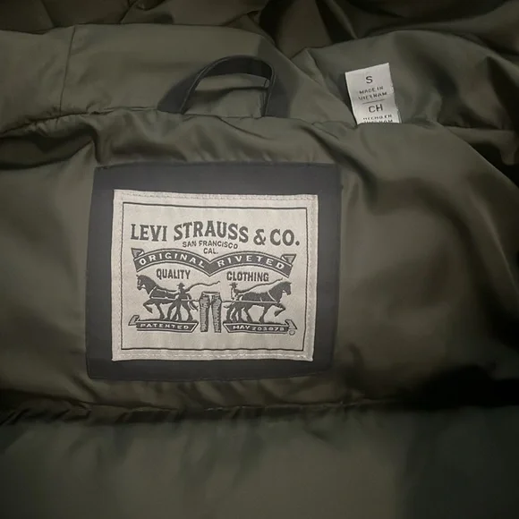 Black Hooded Levi’s Winter Coat - Picture 3 of 3